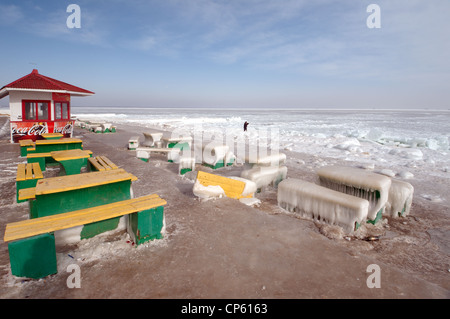 Eis Café Tische und Bänke am Strand des gefrorenen Schwarzen Meeres, ein seltenes Phänomen, letztmals im Jahr 1977, Odessa fiel Stockfoto