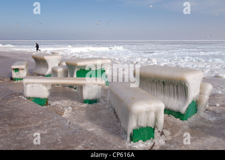 Eis Café Tische und Bänke am Strand des gefrorenen Schwarzen Meeres, ein seltenes Phänomen, letztmals im Jahr 1977, Odessa fiel Stockfoto