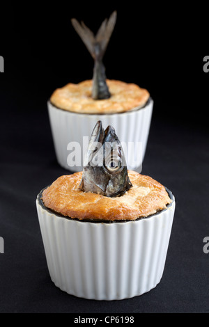 Stargazy Pie - Eine kornische Delikatesse - ein Beispiel für das seltsame oder seltsame Essen, das von Menschen auf der ganzen Welt gegessen wird Stockfoto