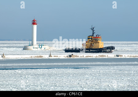 Die Hafenstadt Odessa ist durch Eis, gefrorenes Schwarzes Meer, ein seltenes Phänomen, letztmals im Jahr 1977, Odessa, Ukraine fiel blockiert Stockfoto