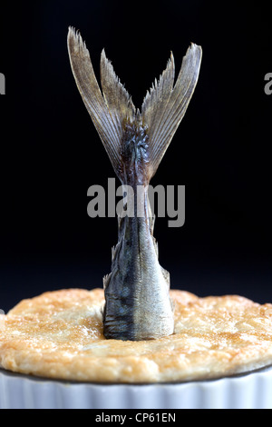 Stargazy Pie - Eine kornische Delikatesse - ein Beispiel für das seltsame oder seltsame Essen, das von Menschen auf der ganzen Welt gegessen wird Stockfoto