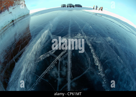 Drei Autos auf gefrorenen Baikalsee, Insel Olchon, Baikalsee, Sibirien, Russland, Eurasien Stockfoto