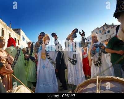 Gnawa Musiker auf den Straßen von Essaouira, Marokko während des Festival Stockfoto