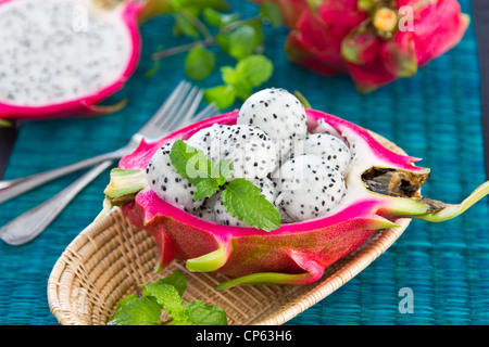 Frische Drachenfrucht in Dragon Obstschale Stockfoto