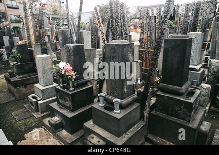 Japan - Tokio-Nordamerika. Ueno Yanaka Bezirk, der Friedhof. Stockfoto