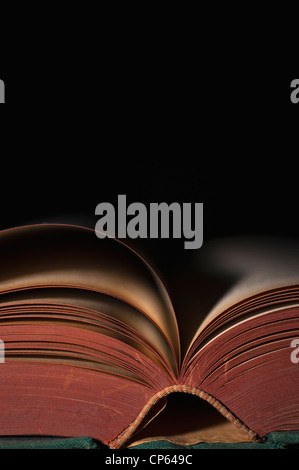 Altes Buch auf dunklem Hintergrund Stockfoto