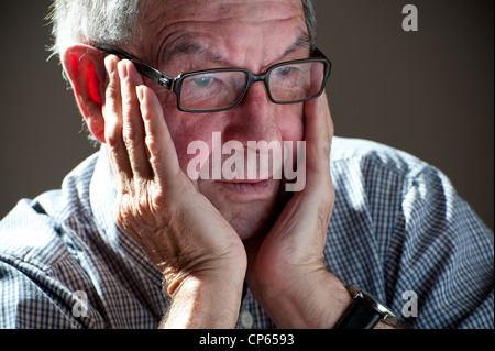 depressive ältere Männchen mit Kopf in Händen Stockfoto