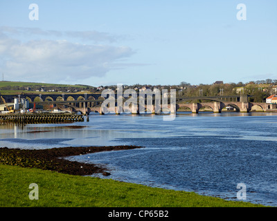 Der Grenzbrücken, Durchführung von Straßen- und Schienenverkehr, Berwick Upon Tweed, Grenzstadt zwischen England & Schottland Stockfoto