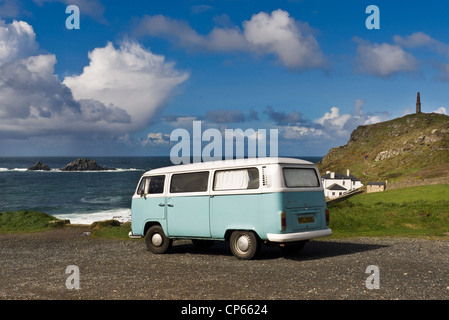 Wohnmobil bei Cape Cornwall in West Penwith, Cornwall gesehen. Die felsigen Inseln im Meer sind bekannt als die Brisons. Stockfoto