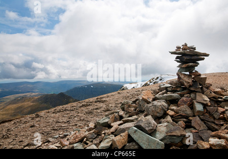 Stein-Cairn im nördlichen Teil der Spitze des Lakelandpoeten, Lake District, Cumbria, UK Stockfoto
