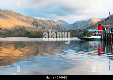 Ullswater Dampfer "Lady of the Lake" vor Anker für den Abend, sonnenbeschienenen Fells im Hintergrund Stockfoto