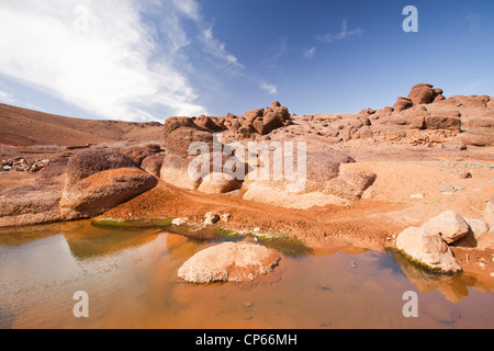 Ein Flussbett Austrocknen in eine Dürre anfälligen Bereich des Anti-Atlas, Marokko. Stockfoto