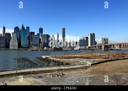 Lower Manhattan in New York City von Brooklyn über den East River gesehen. Stockfoto