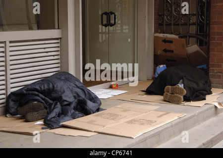 Vereinigtes Königreich. London. Obdachlose schlafen in der Tür eines Gebäudes. Stockfoto