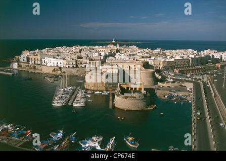 Puglia - Salento - Gallipoli (Le) - die Altstadt mit der Anjou-Castello Aragonese und den Hafen. Stockfoto