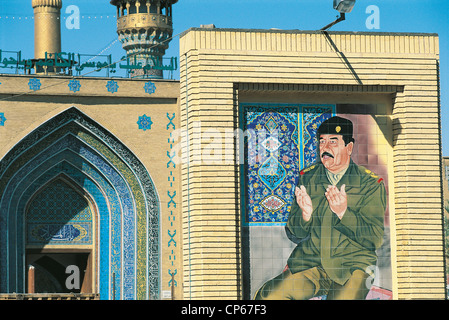 Irak - Bagdad. Moschee Kadhimain. Mosaik-Porträt von Saddam Hussein (1937-2006). Stockfoto