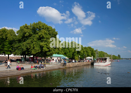 Touristen, die zum Sonnenbaden im Sommer entlang der Maschsee, ein künstlicher See in Hannover, Niedersachsen, Deutschland Stockfoto