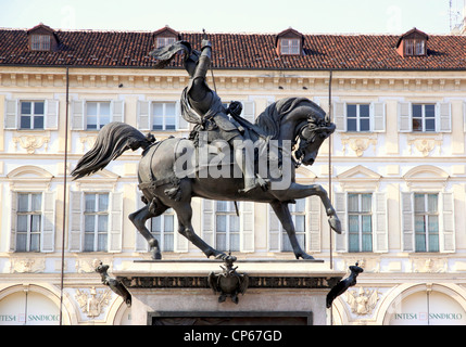 Eine Bronzestatue gewidmet Emanuele Filiberto in Piazza San Carlo, Turin, Italien Stockfoto