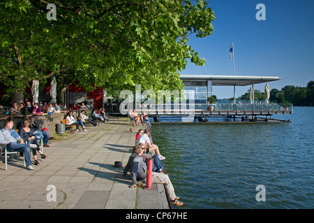 Sonnenanbeter Sonnen im Sommer entlang der Maschsee, ein künstlicher See in Hannover, Niedersachsen, Deutschland Stockfoto