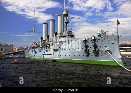 Gefeiertes Symbol der russischen Revolution - der Cruiser Aurora, jetzt eine berühmte Touristenattraktion, auf dem Fluss Neva in St. Petersburg Russland Stockfoto