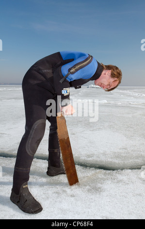 Taucher, subglazialen Tauchen, Eistauchen, im gefrorenen schwarzen Meer, ein seltenes Phänomen, letztmals im Jahr 1977, Odessa, Ukraine fiel, Stockfoto