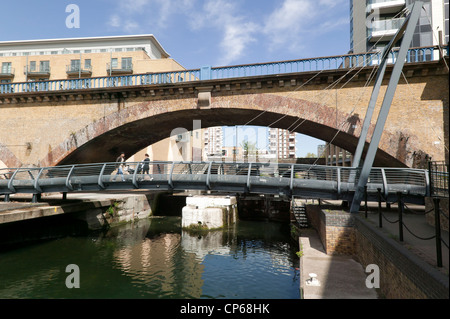 Blick auf den Verknüpfungspunkt des Regents Canal mit dem Limehouse Bassin, Tower Hamlets, London Stockfoto