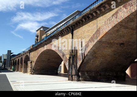 Gemauertes Viadukt nun die Durchführung der Docklands Light Railway in Limehouse Bassin, Tower Hamlets, London Stockfoto