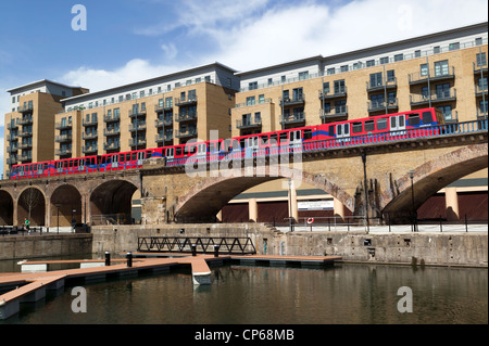 Ziegel-Viadukt mit der Docklands Light Railway, der Limehouse Bassin, Tower Hamlets, London. Stockfoto
