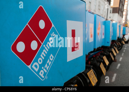 Eine Reihe von Dominos Pizza Lieferung Motorräder in Süd-London, UK. Stockfoto