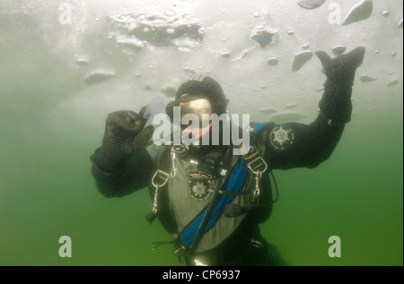 Taucher, subglazialen Tauchen, Eistauchen, im gefrorenen schwarzen Meer, ein seltenes Phänomen, letztmals im Jahr 1977, Odessa, Ukraine fiel, Stockfoto