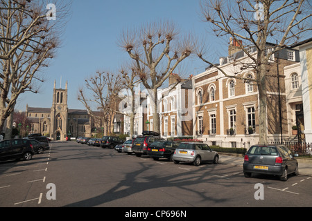 Gesamtansicht entlang Addison Avenue W11 im Royal Borough of Kensington und Chelsea, London, UK.  März 2012 Stockfoto