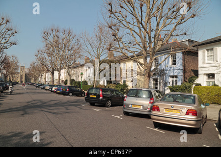 Gesamtansicht entlang Addison Avenue W11 im Royal Borough of Kensington und Chelsea, London, UK.  März 2012 Stockfoto