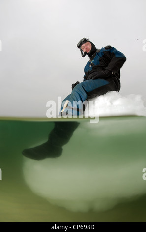 Taucher, subglazialen Tauchen, Eistauchen, im gefrorenen schwarzen Meer, ein seltenes Phänomen, letztmals im Jahr 1977, Odessa, Ukraine fiel, Stockfoto