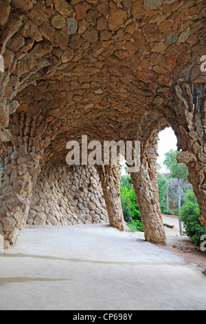 Park Güell eine Gaudi entworfen Colonnaded Fußweg. Stockfoto