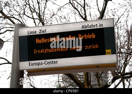 Berlin, Deutschland. Bushaltestelle... Elektronische Unterschrift "Bushaltestelle nicht in Betrieb - temporäre stop weiteren hinten" Stockfoto