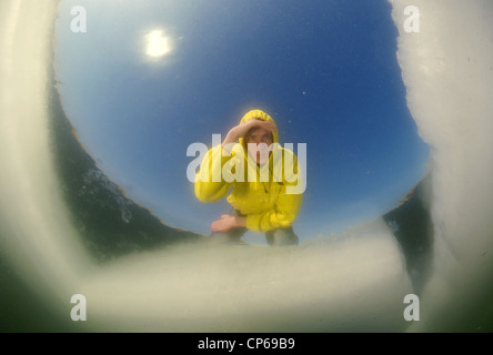 Taucher in ein Eisloch, subglazialen Eis tauchen, Tauchen in das gefrorene schwarze Meer, ein seltenes Phänomen, letzte Mal, dass, das es aufgetreten ist Stockfoto