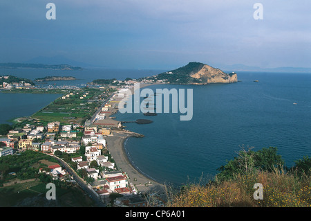 Campania - Bacoli (Na). Blick auf den Strand und Kap Misenum Miliscola Stockfoto