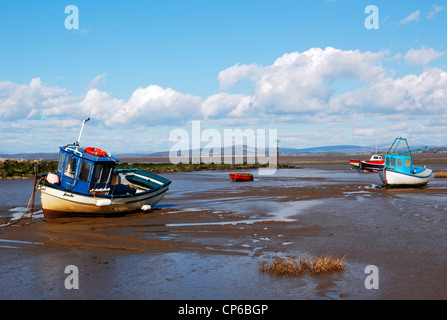 Boote am Ufer Meeres an der Morecambe Bay, Lancashire. Stockfoto