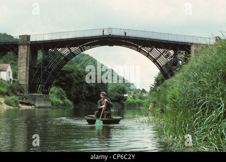 Ironbridge Coracle Maker Eustace Rogers on the River Severn 1982 BILD VON DAVID BAGNALL Stockfoto