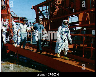 Die Astronauten John W. Young, Walter M. Schirra Jr., Thomas P. Stafford und Virgil I. Grissom (von links nach rechts) werden während des Ausstiegstrainings während des Zwilling-Titan 2 Simulationsstarts auf dem Pad 19 gezeigt. Stockfoto