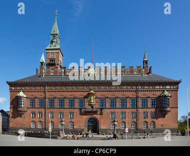 Das Rathaus und Platz in Kopenhagen, Dänemark, an einem sonnigen Tag im Frühling. 1892-1905 gebaut. Architekt Martin Nyrop Stockfoto