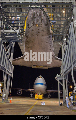 In der Shuttle Landing Facility des NASA Kennedy Space Centers wird die Orbiter Discovery nach dem Abflug des Shuttle Carrier im Mate/Demate Device ausgesetzt. Dieser Vorgang ermöglicht eine sichere Übertragung, Verarbeitung nach dem Flug und Wartung des Orbiters. Stockfoto