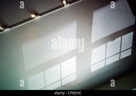 Reflexionen, Schatten und Fenstermuster Anschlagen der gewölbten Decke von einem home-Office. Stockfoto