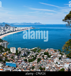 Wohnung Bedingungen bei Favela Vidigal, Rio De Janeiro, Brasilien zu tun. Ipanema und Leblon Strände im Hintergrund fantastische Aussicht Stockfoto