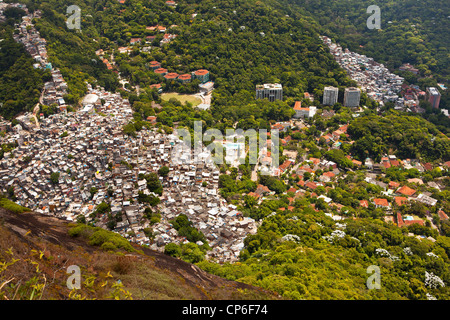 Favela da Rocinha am linken hochklassige Gavea Nachbarschaft auf der rechten Seite und Escola Americana tun Rio De Janeiro amerikanische Schule Mitte Stockfoto