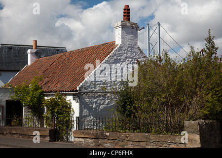 Haus in Queensferry in der Nähe von Edinburgh, West Lothian, Schottland mit der Forth Road Bridge hinter. Stockfoto