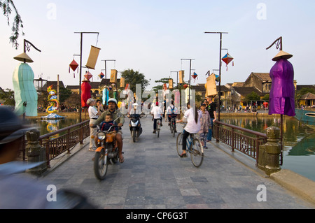 Horizontale Ansicht der Verkehr und die Leute über die eingerichtete Thu Bon Fluss Brücke in Hoi An Altstadt, Vietnam. Stockfoto