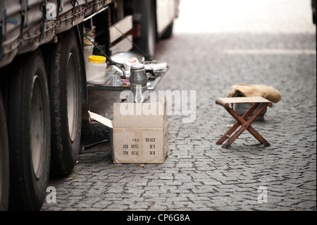 LKW-Fahrer LKW Kochen Mittagessen am Herd Frechen Köln Deutschland Europa EU Stockfoto