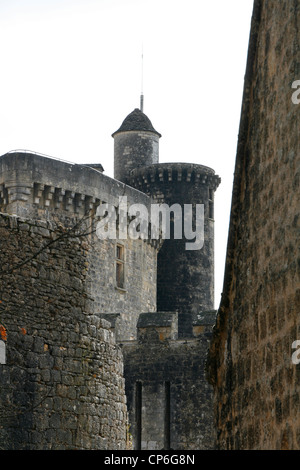 Der Bergfried und die Stadtmauer von Chateau de Bonaguil in der Nähe von Fumel Lot-et-Garonne Stockfoto