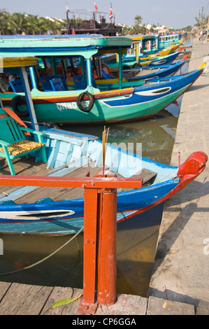 Horizontale Nahaufnahme von Augen auf den Bögen der touristischen Boote und Räucherstäbchen brennen für gutes Glück in Hoi An, Vietnam gemalt. Stockfoto